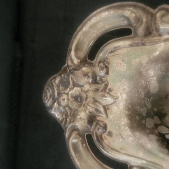 INTERNATIONAL SILVER COMP. SILVER PLATE COUNTESS SHELL SERVING TRAY. - Picture 3 of 7